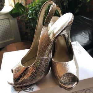 Lulu Townsend Gold Snakeskin Pump